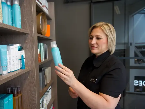 Lena med produkter