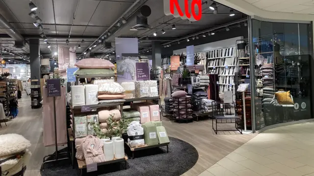 innendørs butikk med interiør og teppe