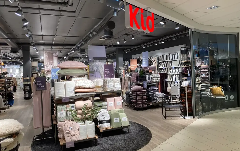 innendørs butikk med interiør og teppe