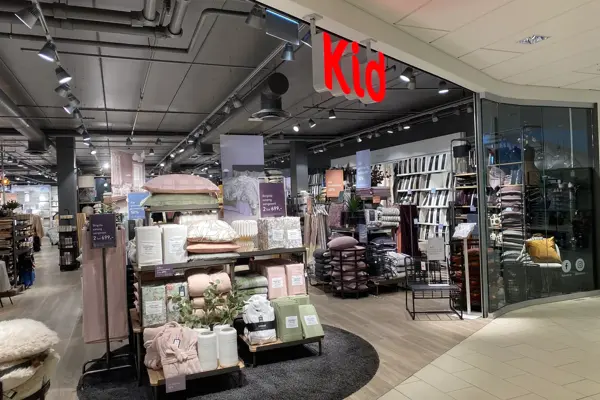 innendørs butikk med interiør og teppe