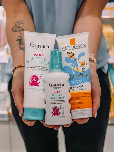 Dame som holder frem solkrem