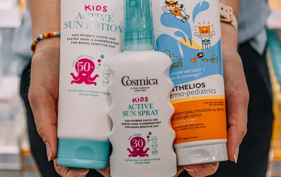 Dame som holder frem solkrem