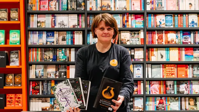 Dame som holder bøker