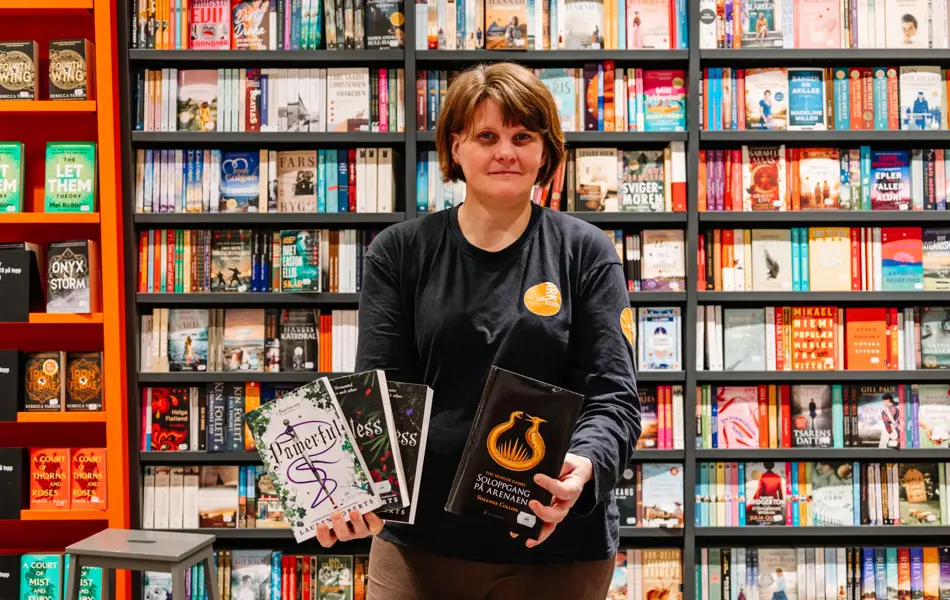 Dame som holder bøker