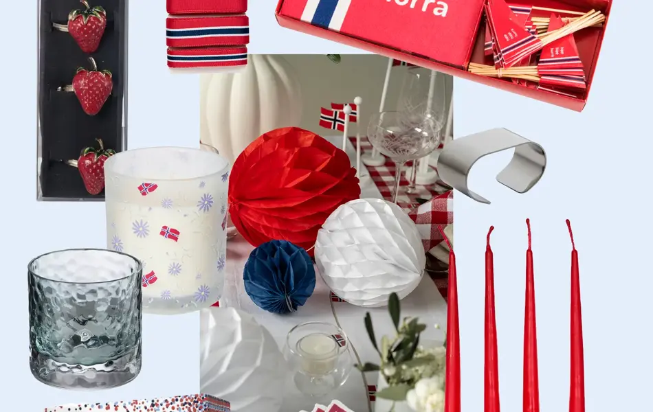 Jordbær serviettringer, silkebånd, partysett med 17. mai pynt, serviettring, stearinlys, servietter, kubbelys, telysholder blå, lys i krukke. Dekket bord pyntet til 17. mai