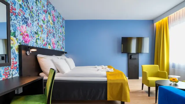 Skrivebord, seng og sittegruppe i business rom på Thon Hotel Moldefjord