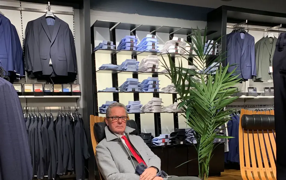 ytterjakker og dressjakker for herre, ansatt hos aandahls viser frem antrekk