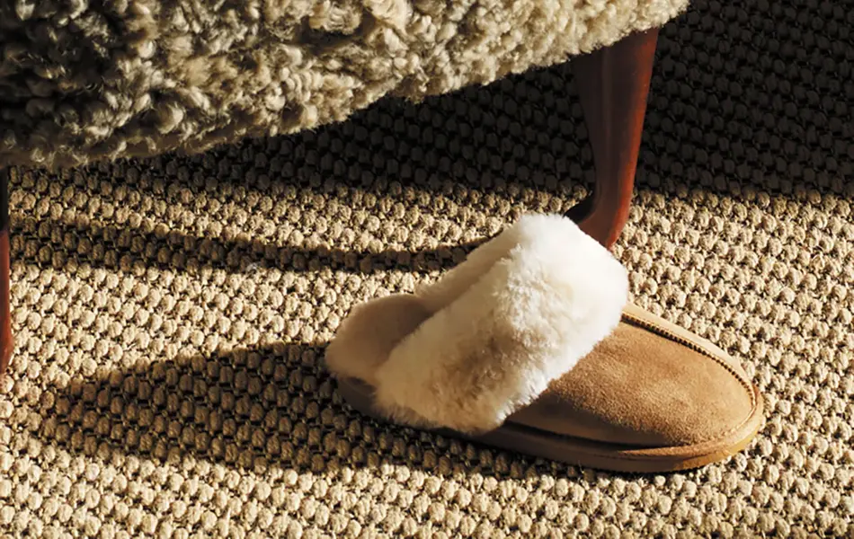 Tøfler fra UGGs som ligger fra-seg-slengt