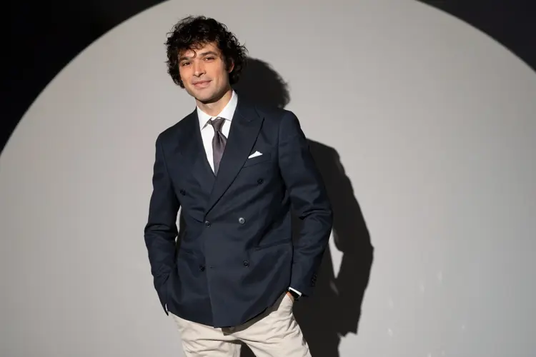 Kle deg med stil i julens selskaper - i år kan du skinne i en klassisk dress eller slappe av i skjorte og chinos.