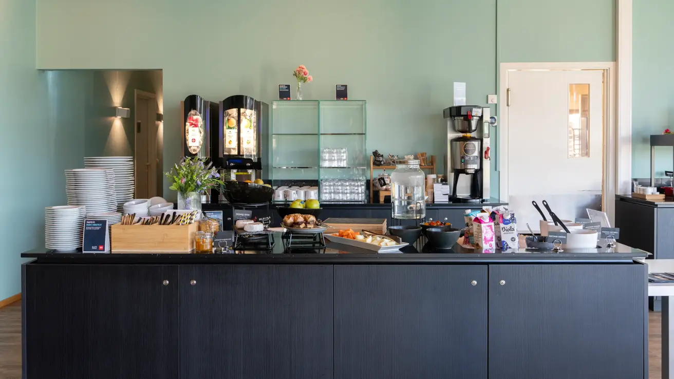 Frokostbuffet satt opp på en svart buffet.
