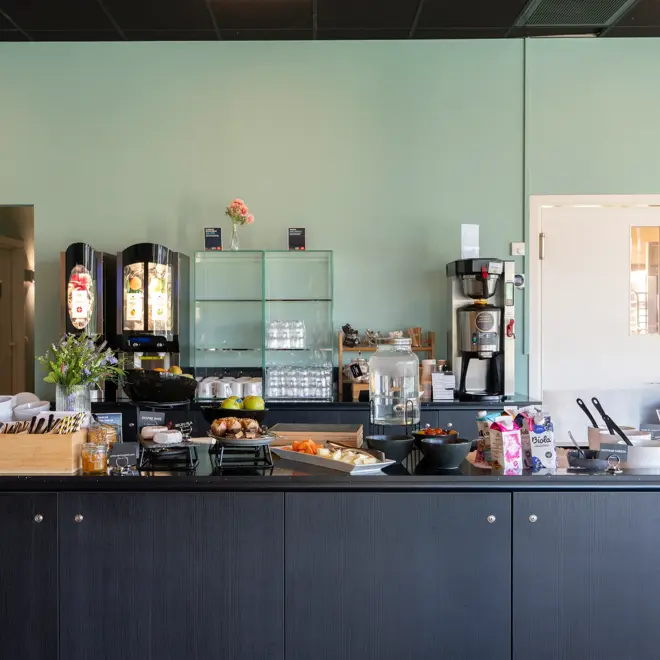 Frokostbuffet satt opp på en svart buffet.
