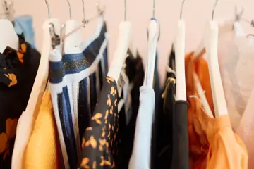 Nærbilde av stativ med fargerike klær