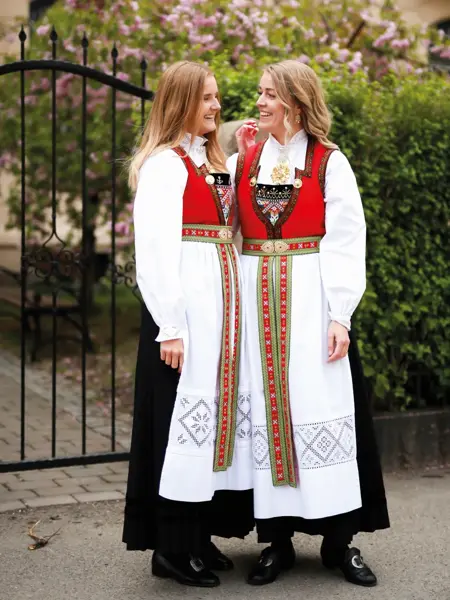 Damer i Hardangerbunad