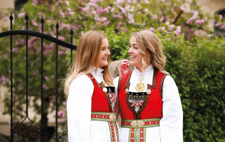 Damer i Hardangerbunad