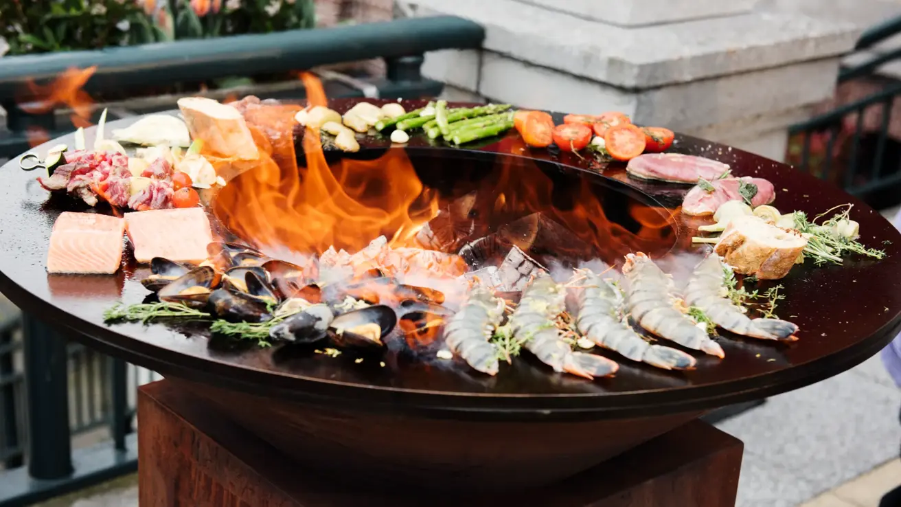 utegrill med flammer og diverse mat på restaurant Ask på Thon Hotel Vettre i Asker