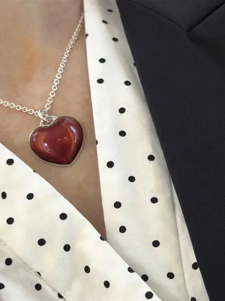 Dame med hjertesmykke