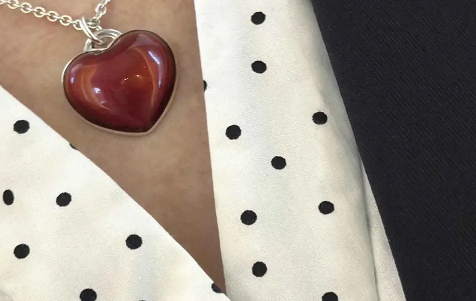 Dame med hjertesmykke