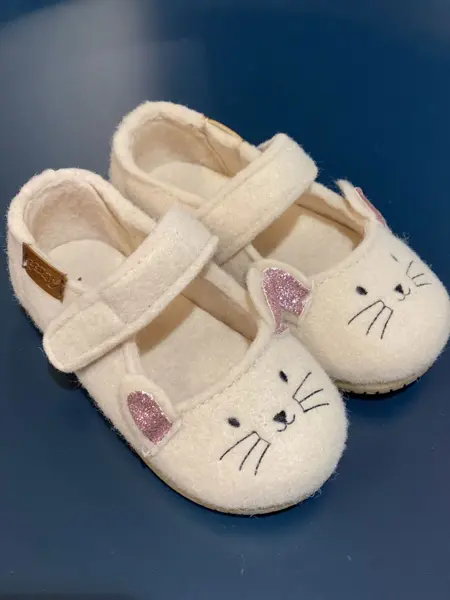 hvite barnetøfler med kattemotiv