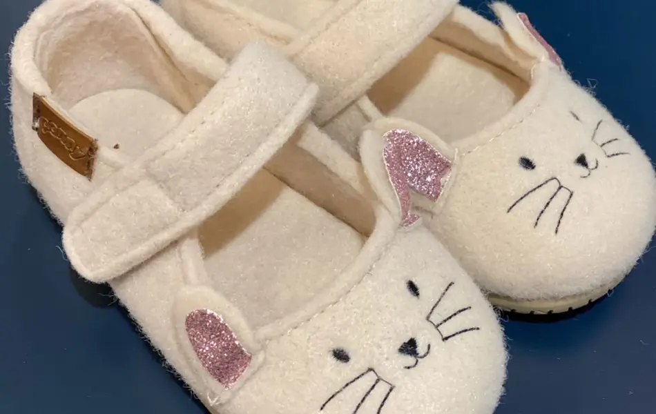 hvite barnetøfler med kattemotiv