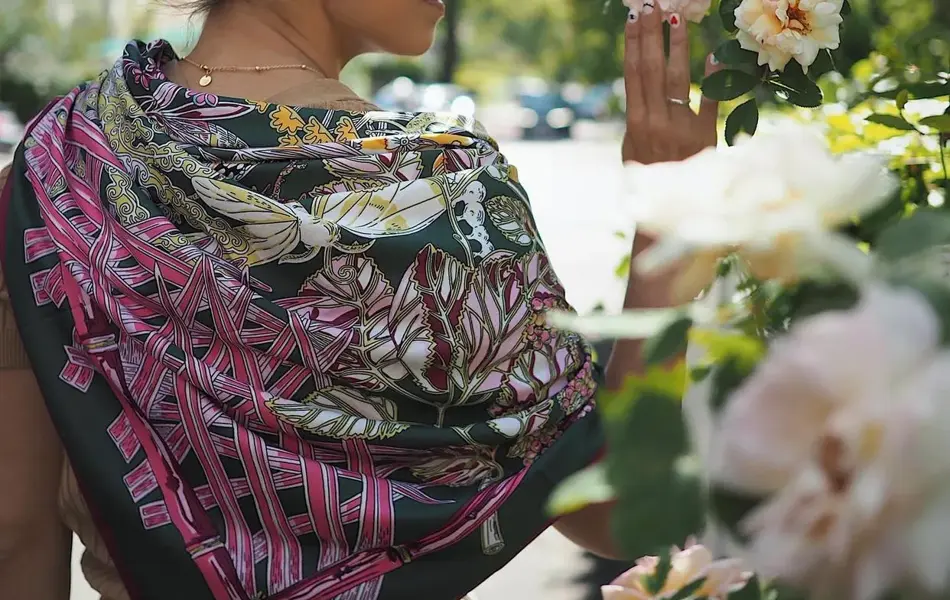 Kvinne med silkeskjerf på ryggen