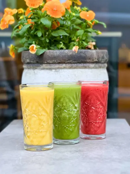 gul, grønn og rosa smoothie i egne glass