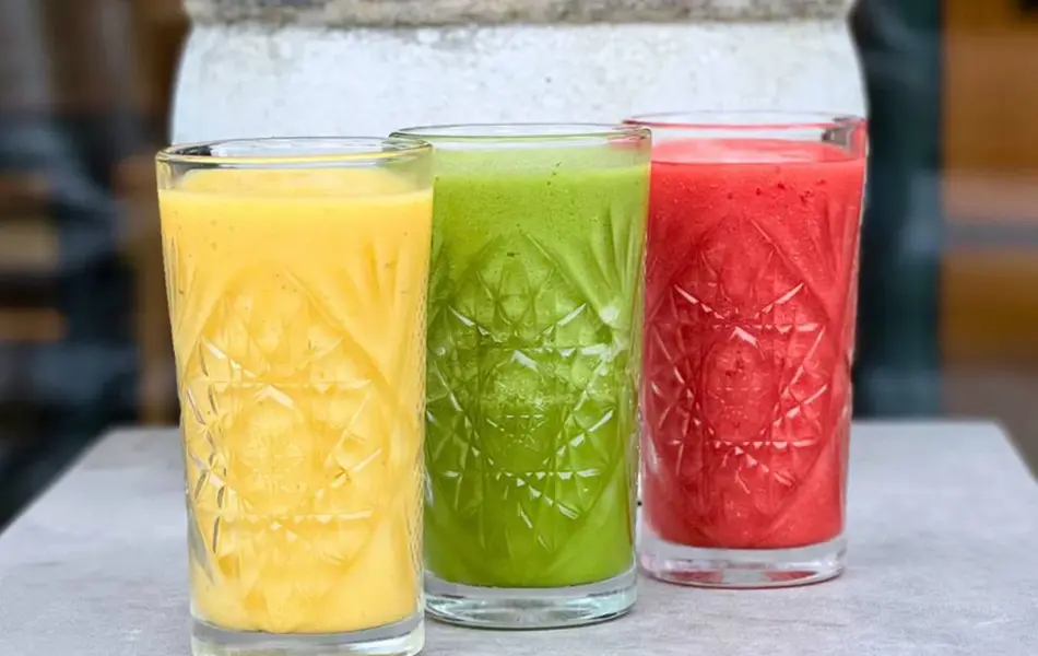 gul, grønn og rosa smoothie i egne glass