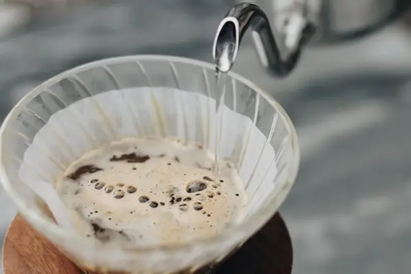 Kaffe blir servert i krus 