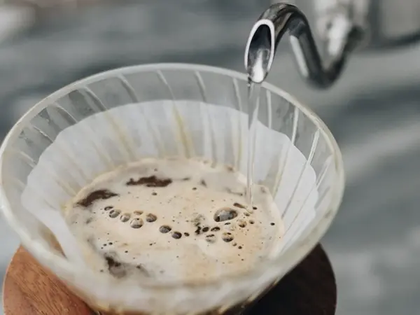 Kaffe blir servert i krus 