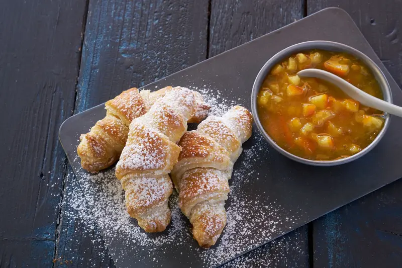 Croissanter og marmelade