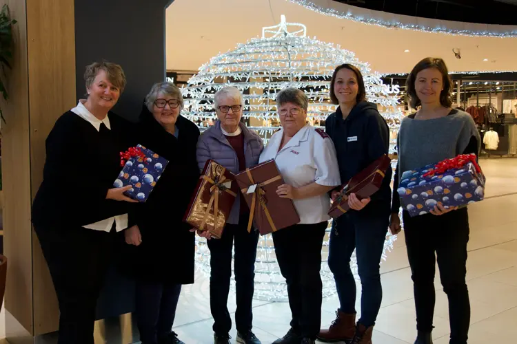 På Østfoldhallene har de i år, som i fjor, plassert en stor gaveboks på kjøpesenteret. Dette for å bringe glede til familier og barn...