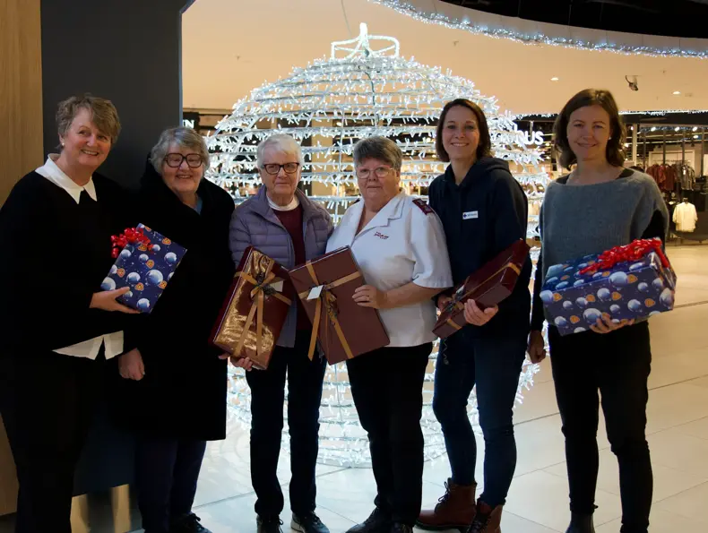 seks personer som holder pakker