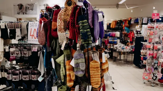 stativ med strikkede produkter med votter