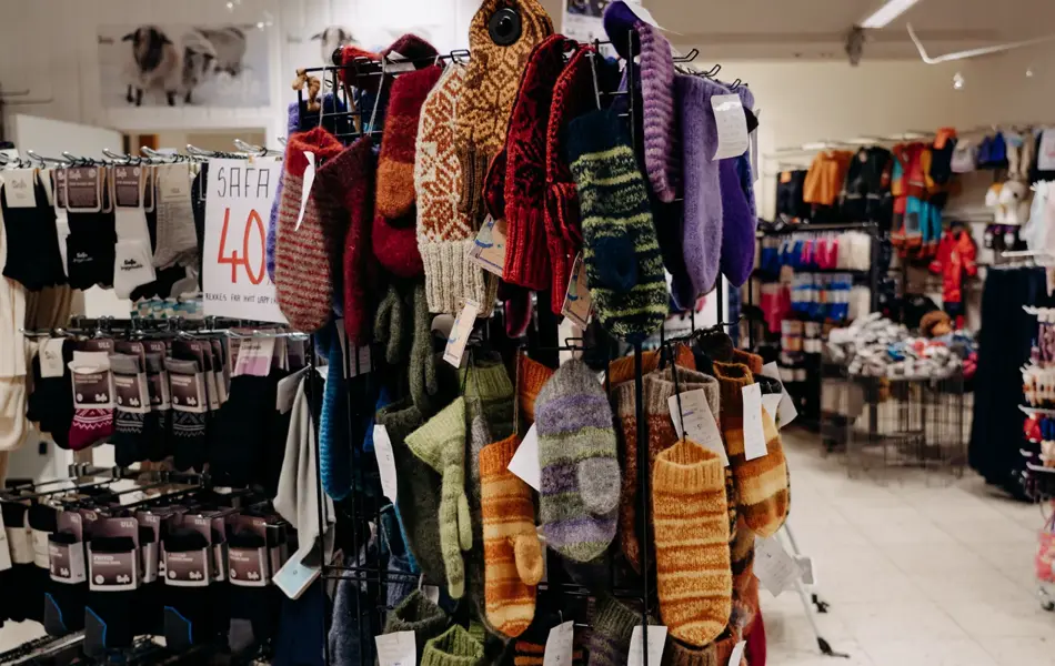 stativ med strikkede produkter med votter