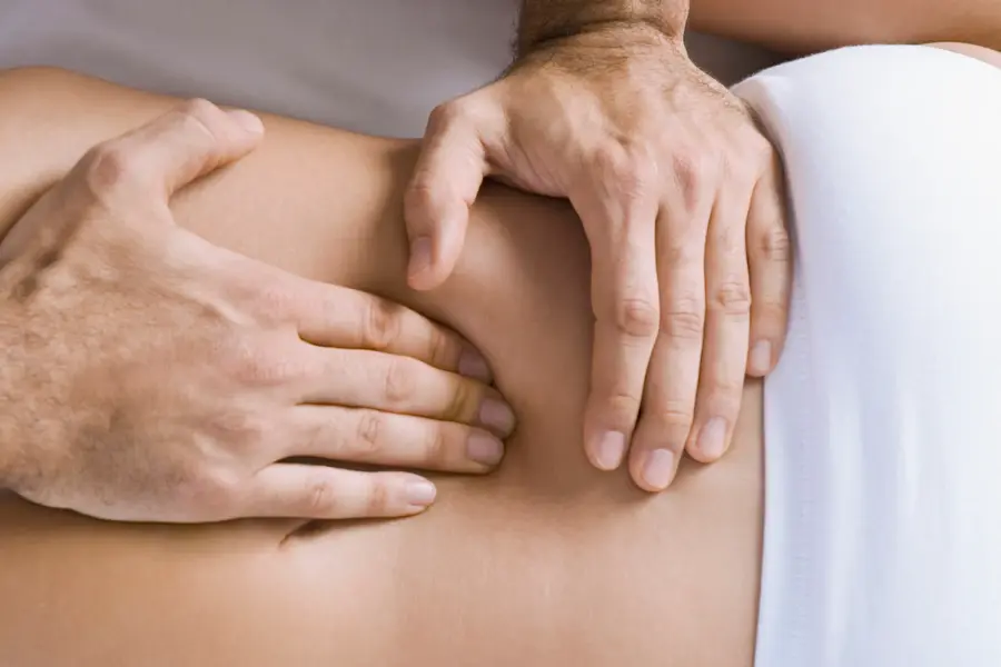 To hender trykker på et punkt på en rygg