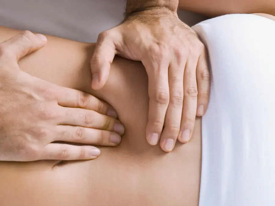 To hender trykker på et punkt på en rygg