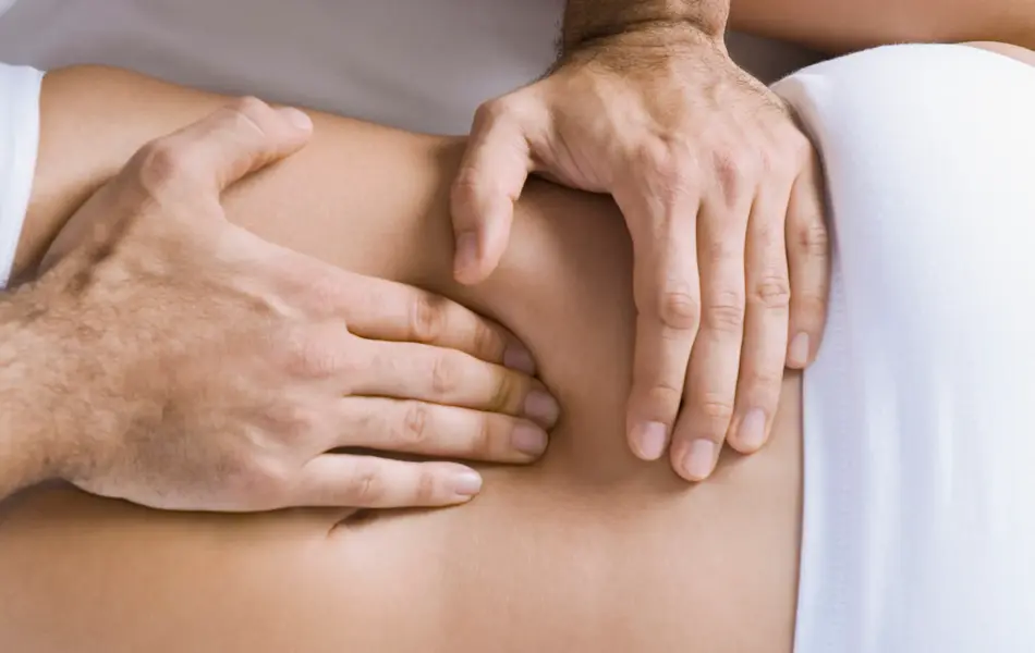 To hender trykker på et punkt på en rygg