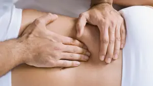 To hender trykker på et punkt på en rygg