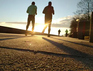 to menn som jogger ute i solnedgang