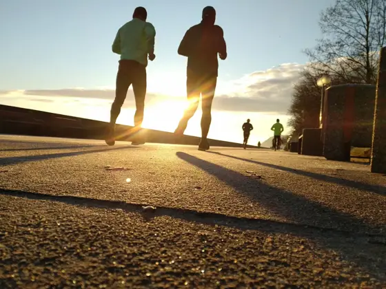 to menn som jogger ute i solnedgang