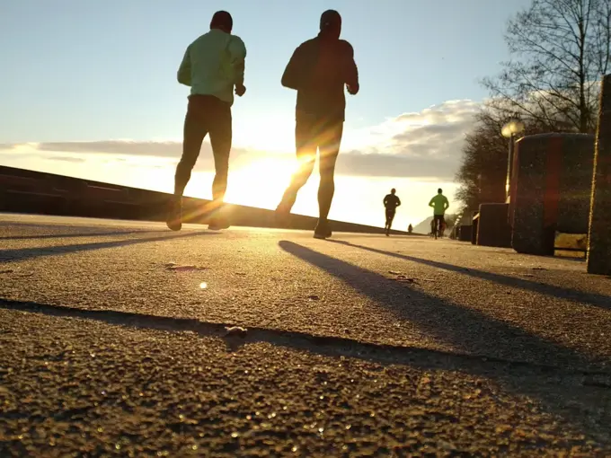to menn som jogger ute i solnedgang