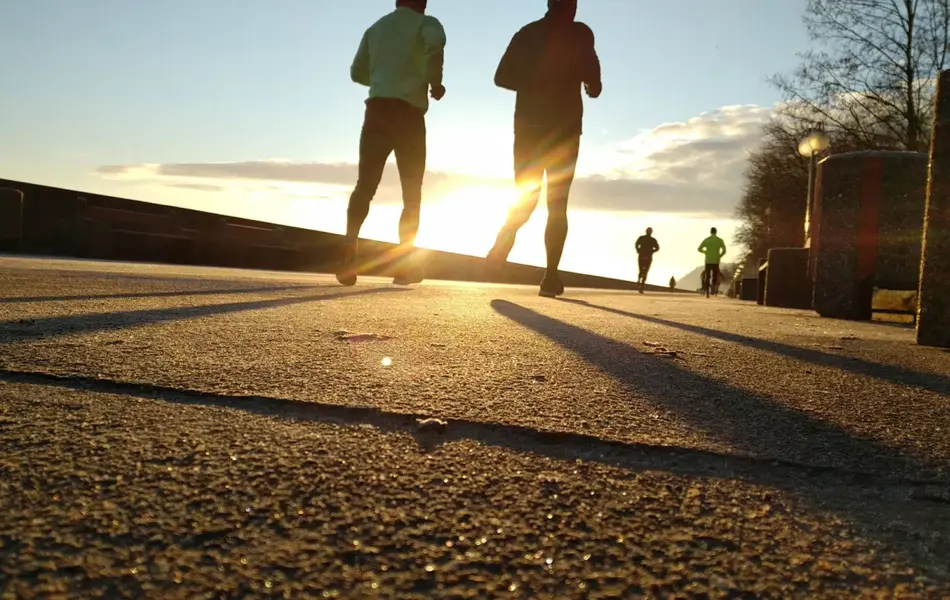 to menn som jogger ute i solnedgang