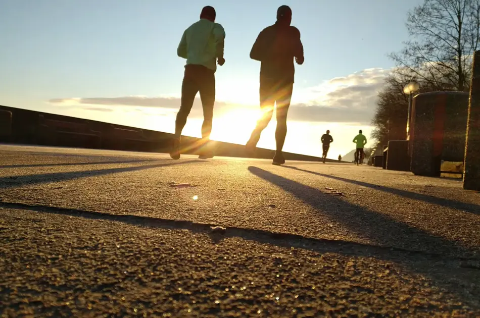 to menn som jogger ute i solnedgang