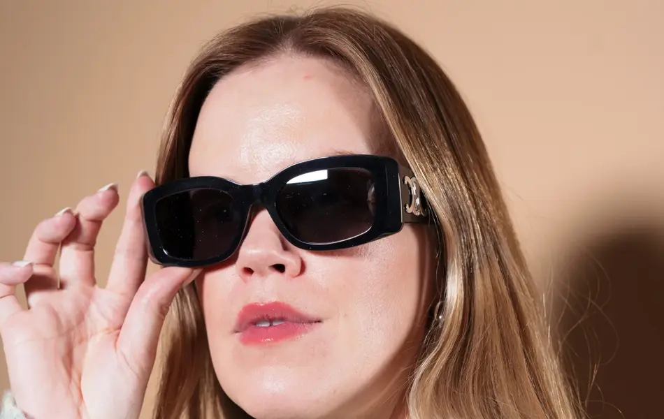 Dame med Celine solbriller med sølvlogo