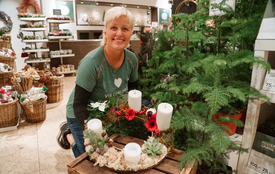 ansatt viser frem hjemmelaget adventsstake