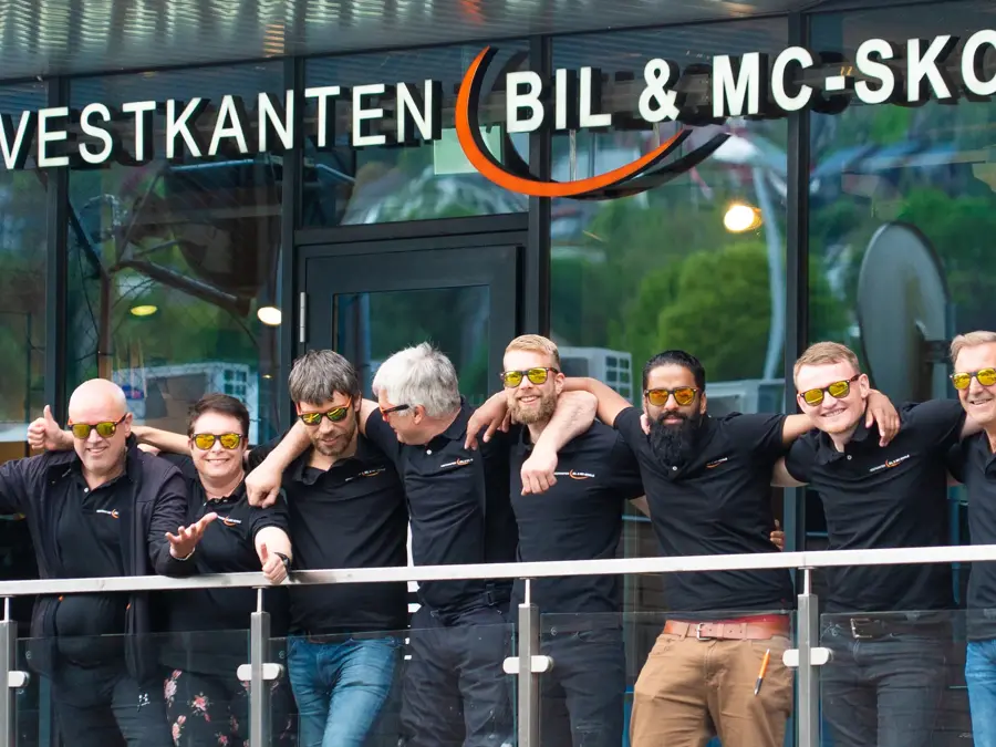 Åtte ansatte står utenfor Vestkanten bil & mc-skole arm i arm