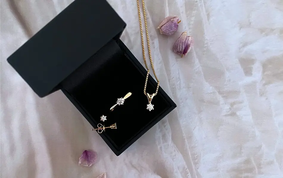 Smykke og ringer i en ringboks