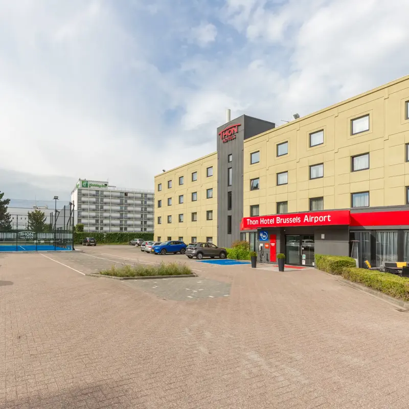 Parkeringsplasser og inngangsparti på Thon Hotel Brussels Airport .