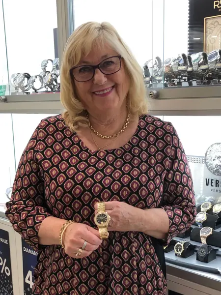 ansatt hos aseco viser frem gullklokke