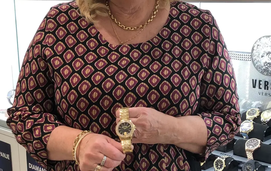 ansatt hos aseco viser frem gullklokke