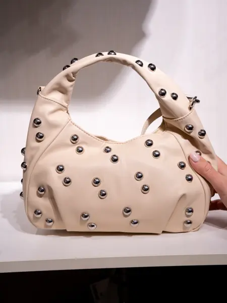 Håndveske hvit med nagler